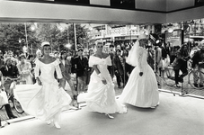 401467 Afbeelding van een modeshow met bruidsjurken in de etalage van Bruidsmodezaak L'Innovation (Potterstraat 2) te ...